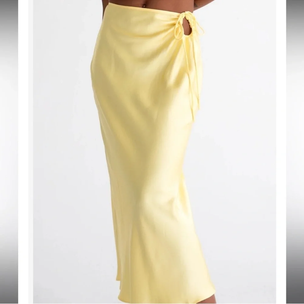 Rumored yellow satin mini skirt XS - Picture 3 of 6
